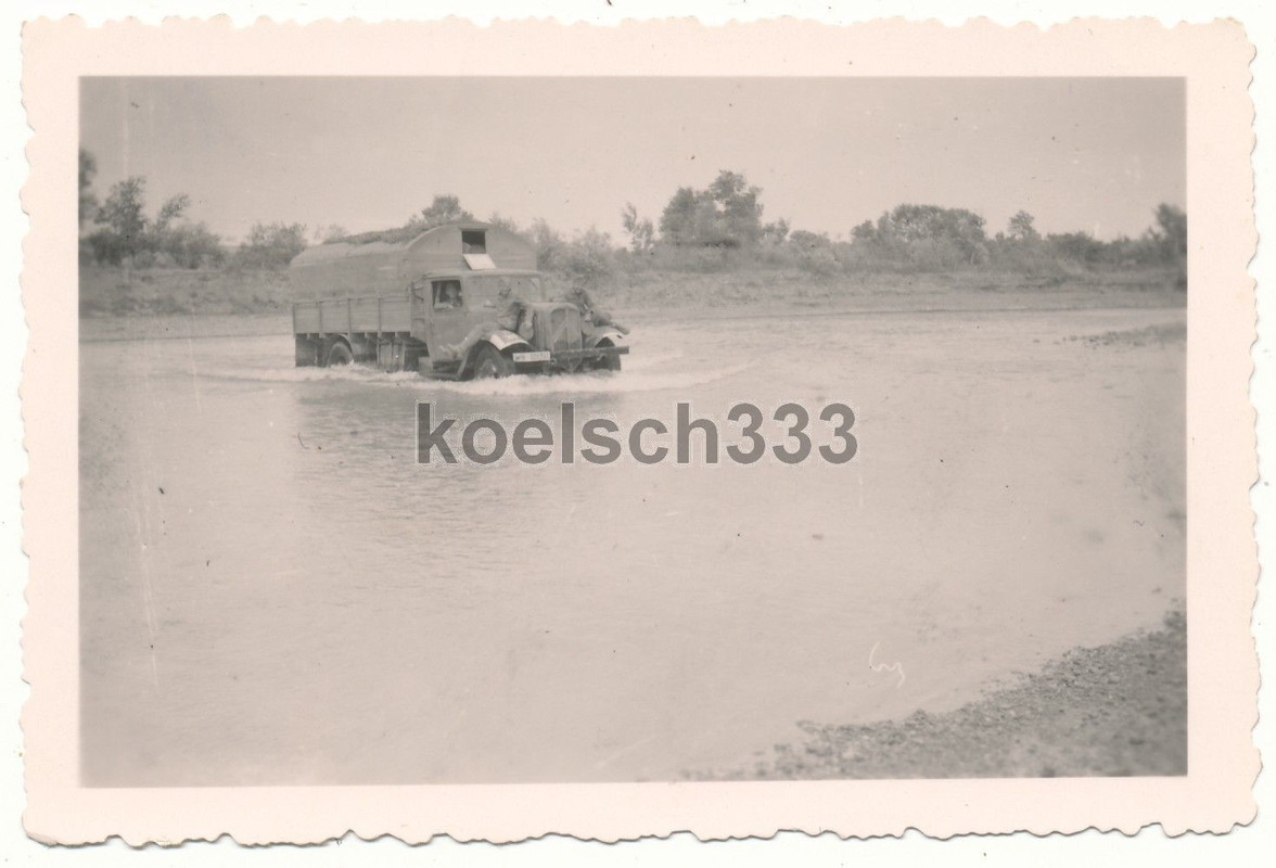 französischer Citroen LKW im Ostfront Fluss Beut