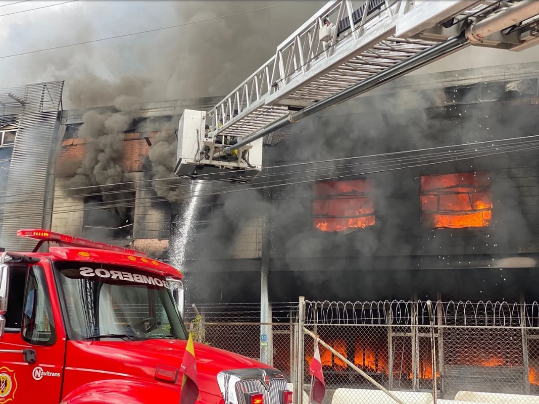 Incendio amenaza Colombia, fábrica de colchones lleva horas en llamas
