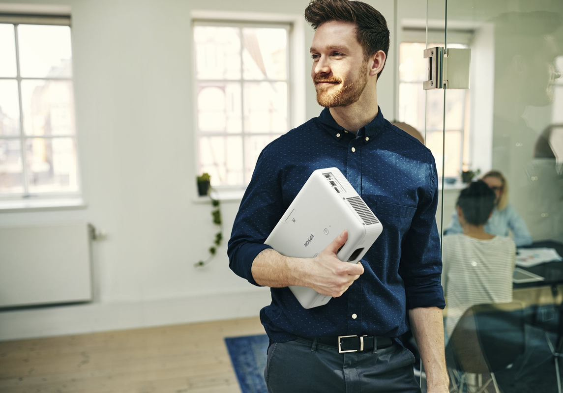 Proyector Epson EpiqVision CO-W01 mostrando su diseño compacto y elegante.