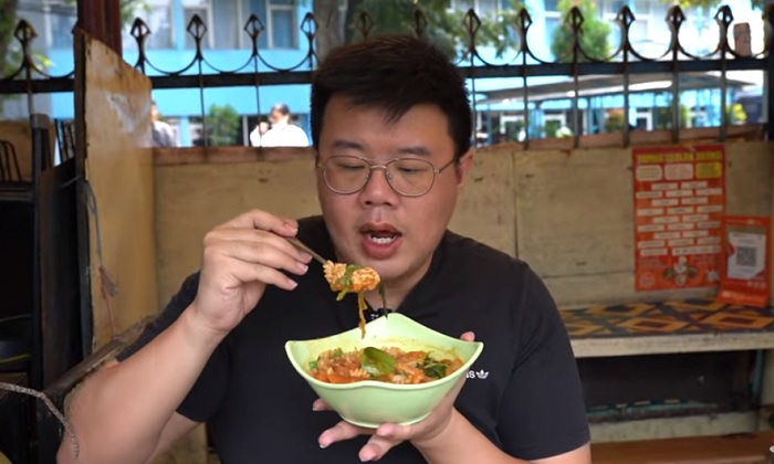 Felix saat mencicipi sajian Seblak bumbu Padang di Kedai Seblak Abang Uni.
