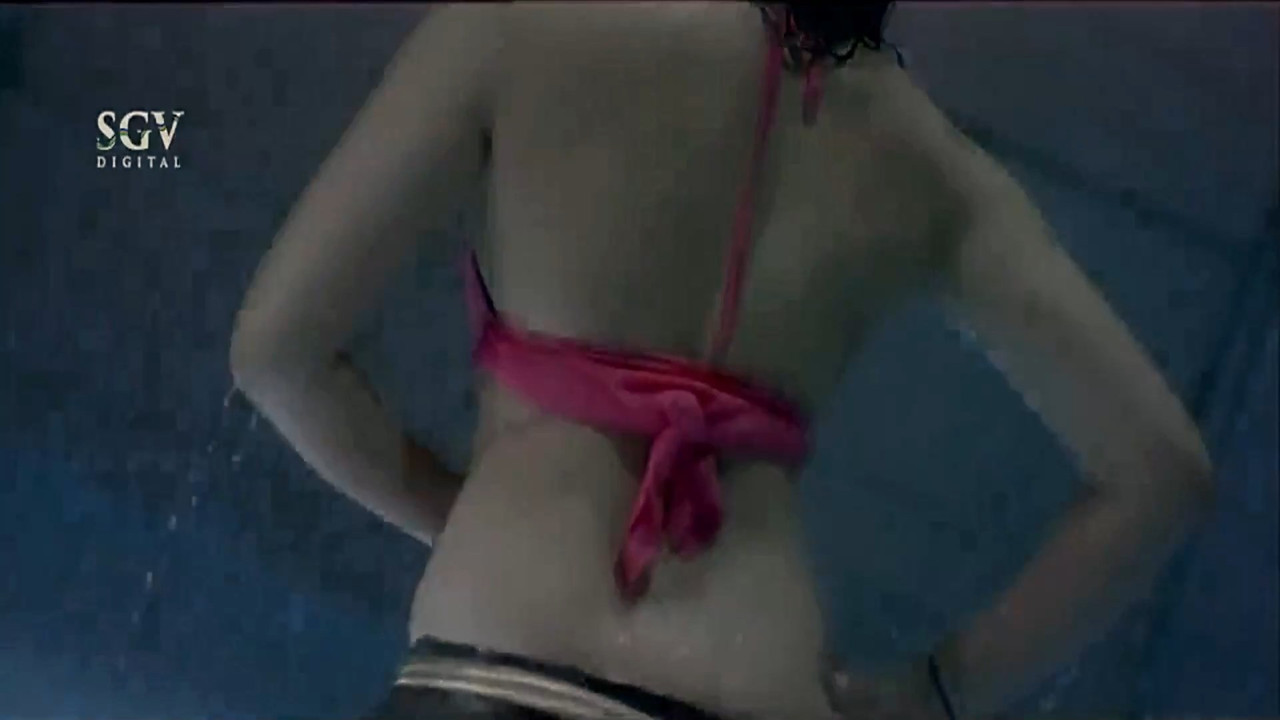 [Image: Bhavana-Ramanna-Hot-bikini-song-from-chi...40-908.jpg]