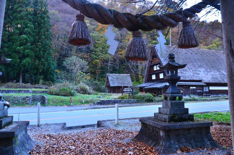 Cabañas y templo en Shirakawa-14-11-2024 - Japón y sus Pueblos-2024 (24)