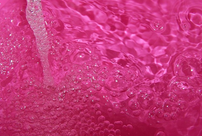Ilustrasi air berwarna pink. Belum lama ini, puluhan warga Lombok Tengah berebut air berwarna merah muda (pink) di sebuah kolam bebatuan.