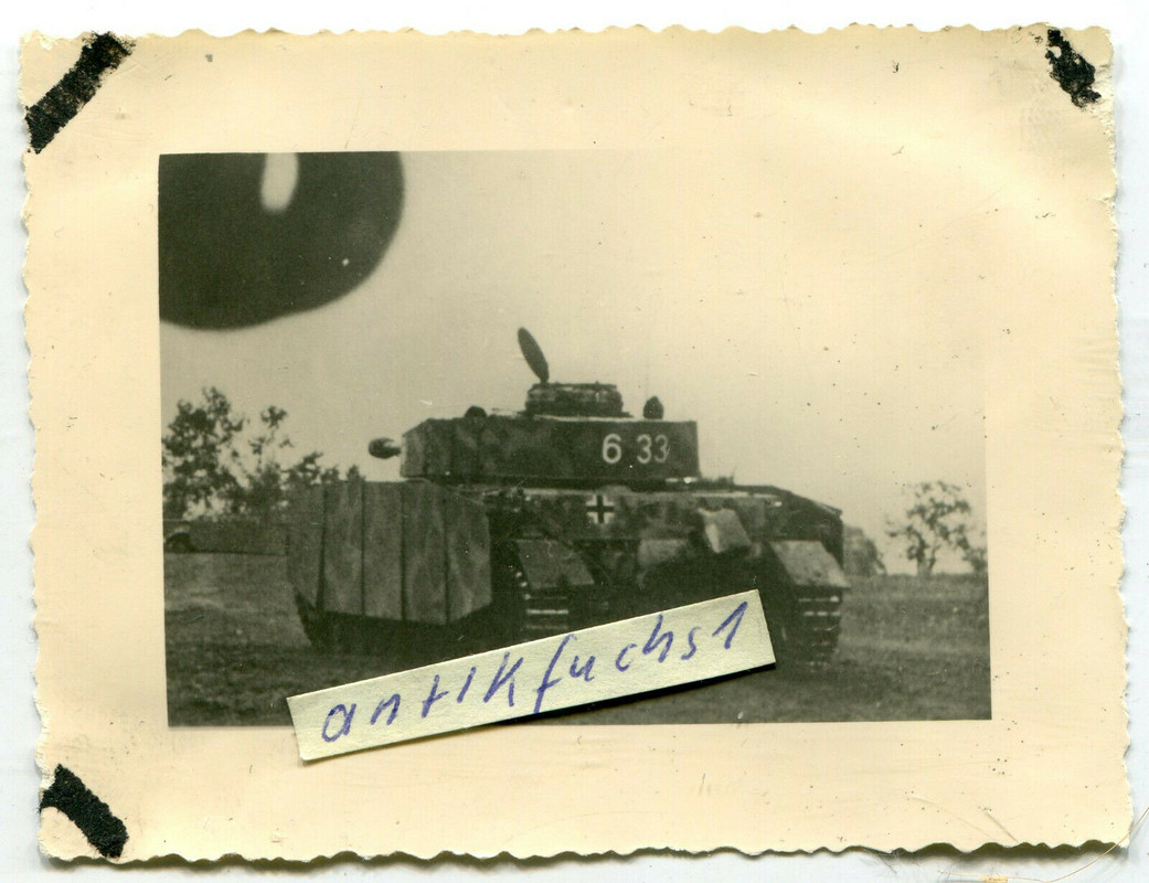schwerer Deut.Panzer IV mit Seitenschürzen, 633 und Tarnanstrich