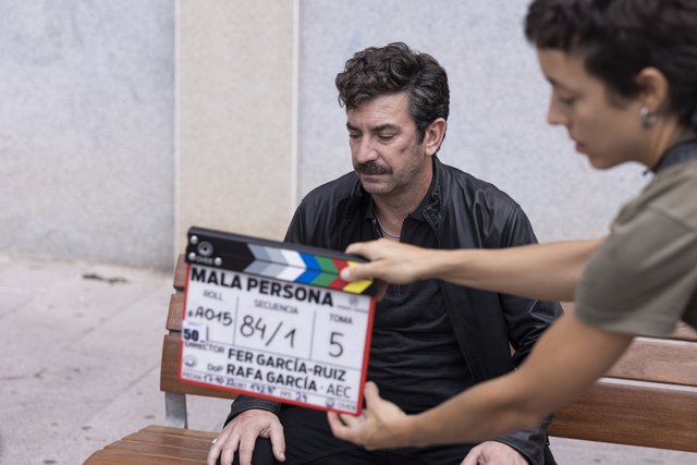 EN RODAJE “MALA PERSONA” CON ARTURO VALLS Y MALENA ALTERIO COMO PROTAGONISTAS