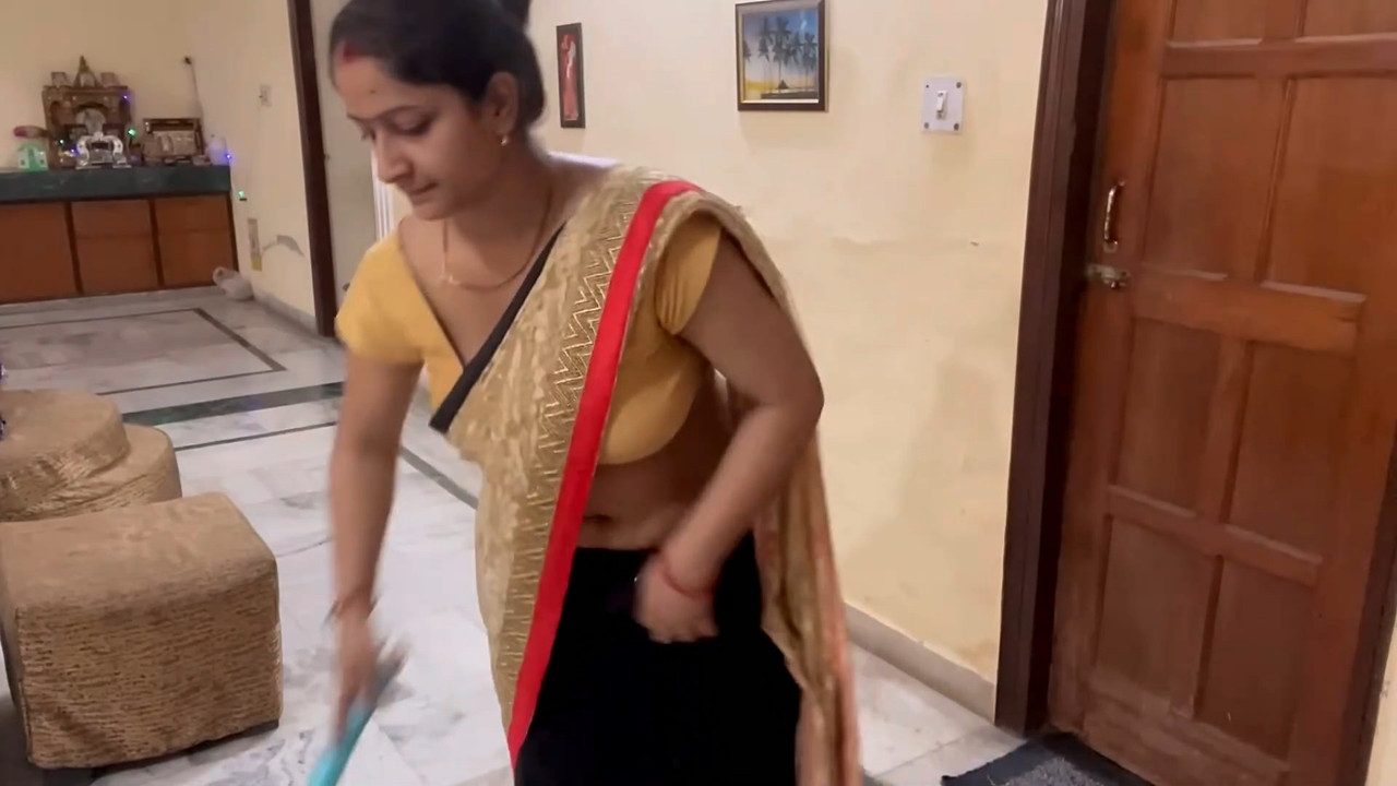 Sexy fleshy housewife ruby huge boobs, navel,ass in saree.mkv_snapshot_01.10.434