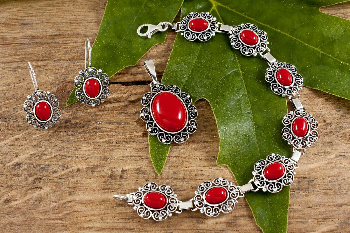 red-jewelry-2847394-1280.jpg