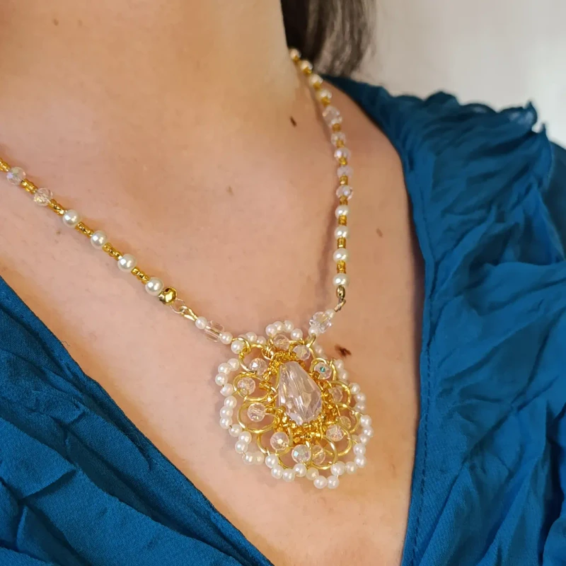 Bijou en tonos fucsia y azul para expresar energ&iacute;a