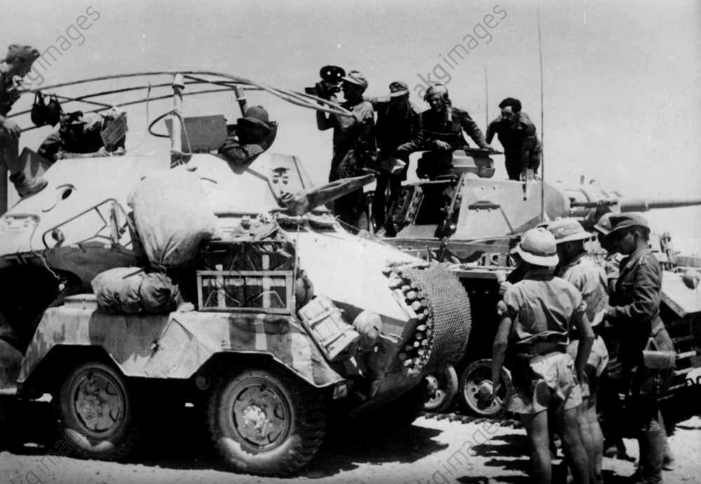 Soldaten der Deutschen Wehrmacht auf Panzerwagen (l.) und Panzer in der Wüste in Nordafrika, aufgeno