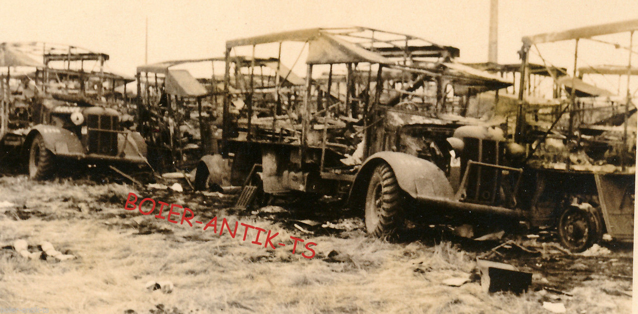 FOTO 2 WK LKW ´S ZERSTÖRT KONVOI ANSEHEN