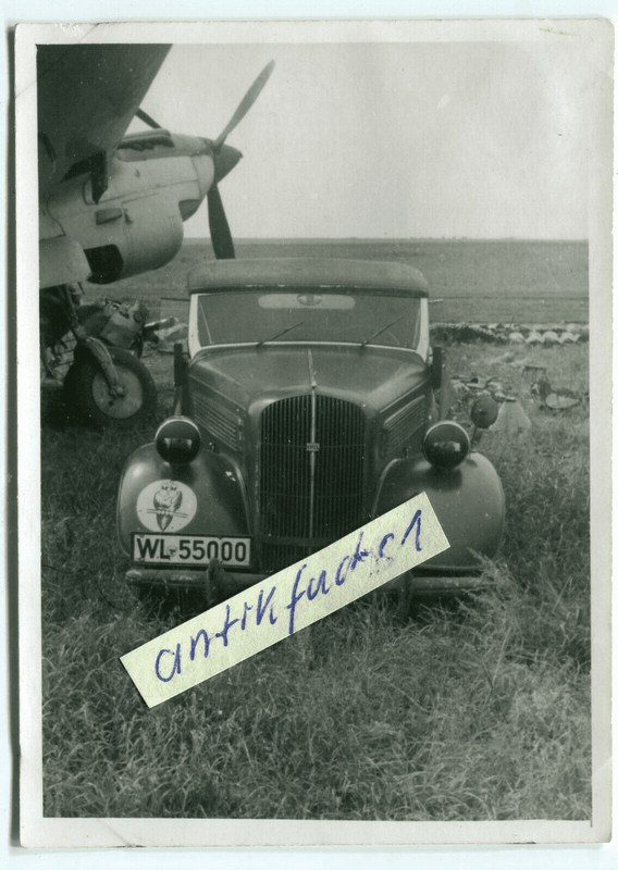 WL-Militär-PKW mit Staffelabzeichen der 4. (F.)  121 im 2.WK