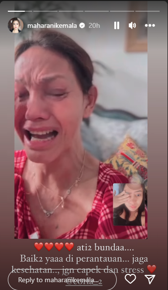 Bunda Corla menangis berpamitan dengan Maharani Kemala.