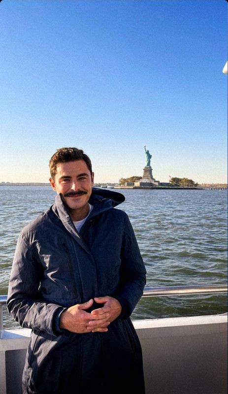 Zac Efron se deja el bigote y luce un nuevo look más maduro