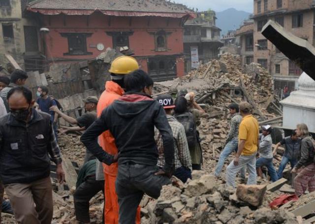 [Imagine: 471067190-people-clear-rubble-in-kathmandus-durb.jpg]