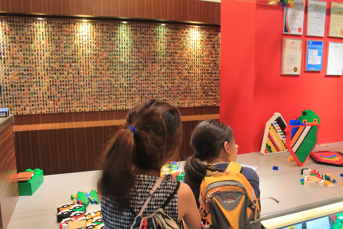 Dua orang anak sedang melihat koleksi figur di LEGOLAND Hotel