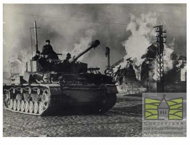 Немецкий танк на одной из горевших улиц города.