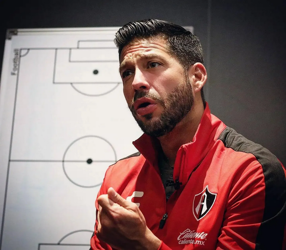 Benjamín Mora revela tenso momento con Julián Quiñones tras salir de Atlas