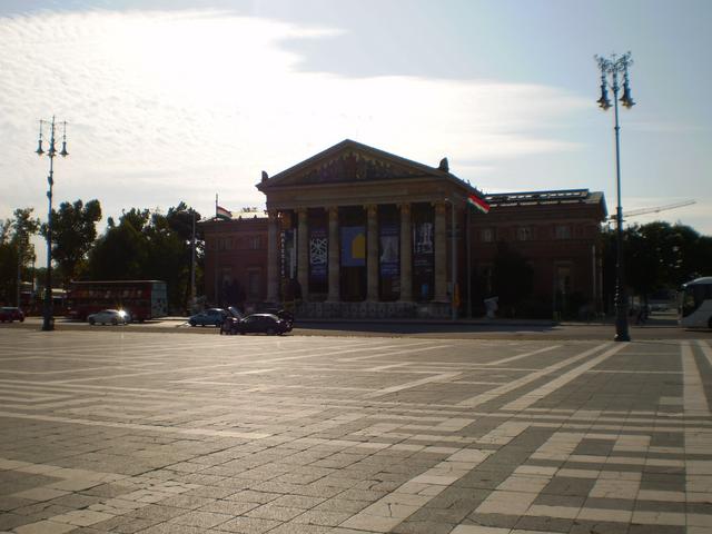 Budapest, centro de Europa - Blogs de Hungria - Día 2 – Miércoles 21 de Agosto. Plaza de los héroes, museo nacional Húngaro (4)