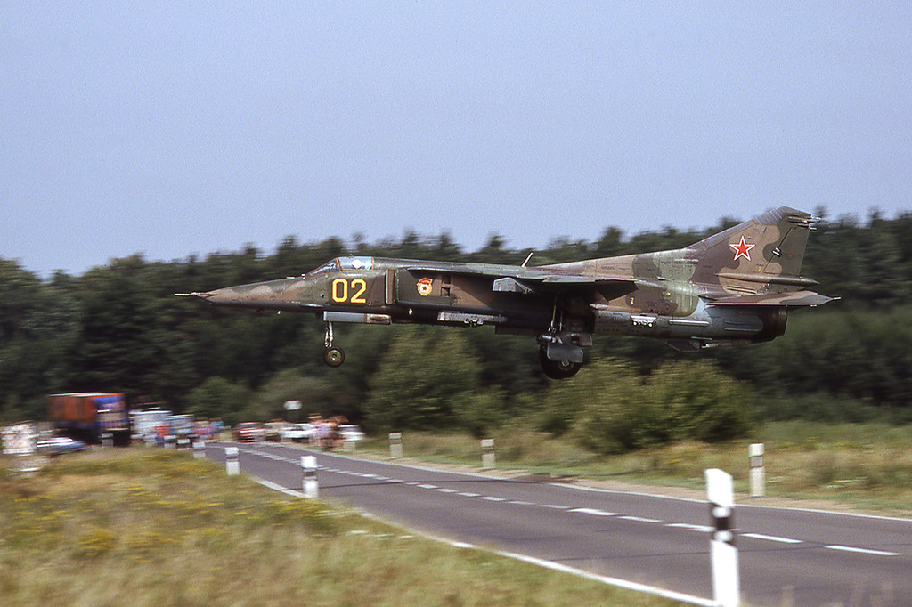 19 GvAPIB Mig-27D Yellow 02_61912556200 [Lärz 8.92]