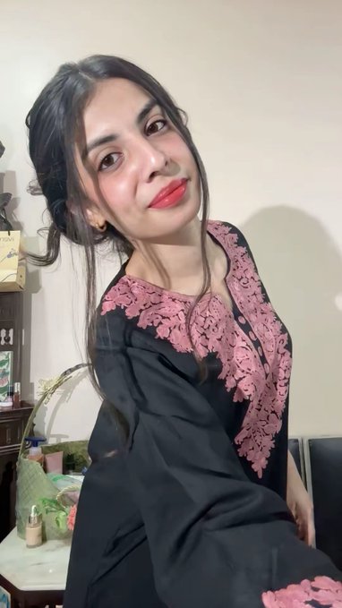 بنت خالته حور بلاعه العير داعسه عليه وعلى شرفه كل يوم يلحس التنزيلات من طيزها Image