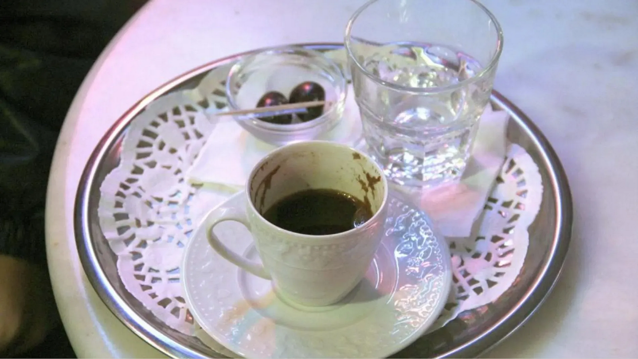 ¿Por qué se pone un vaso de agua con el café?