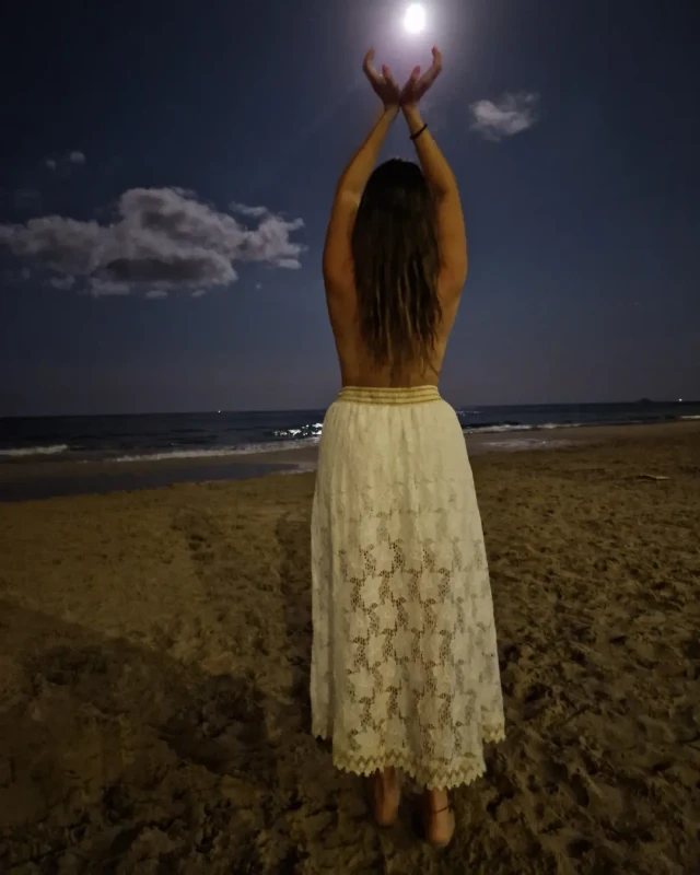 Luna-llena-Luna-azul-Luna-madre-luna-abuela-Luna-que-banas-mi-piel-y-mi-alma-en-este-momento-(2).webp