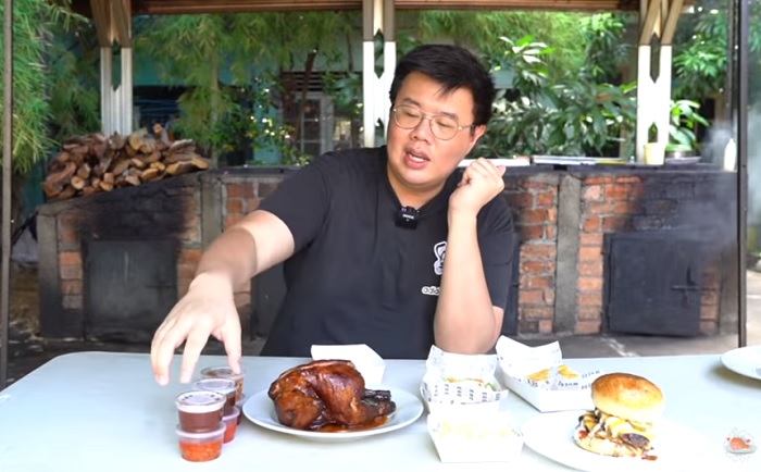 Youtube Anak Kuliner saat mencoba kuliner di Ayam Garasi.