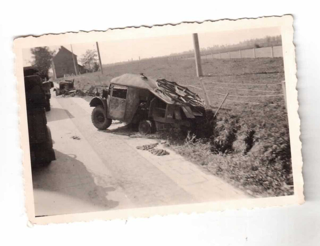 Foto 2.WK Zerstörtes SdKfz evtl. Morris Quad Art