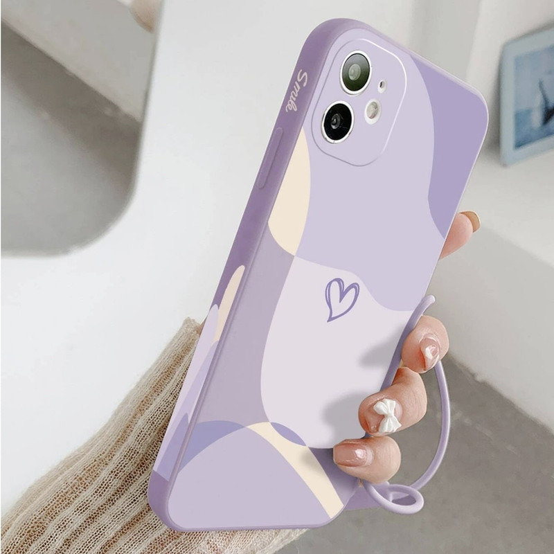 Foto de Funda violeta con diseño corazón. Incluye correa de mano.
