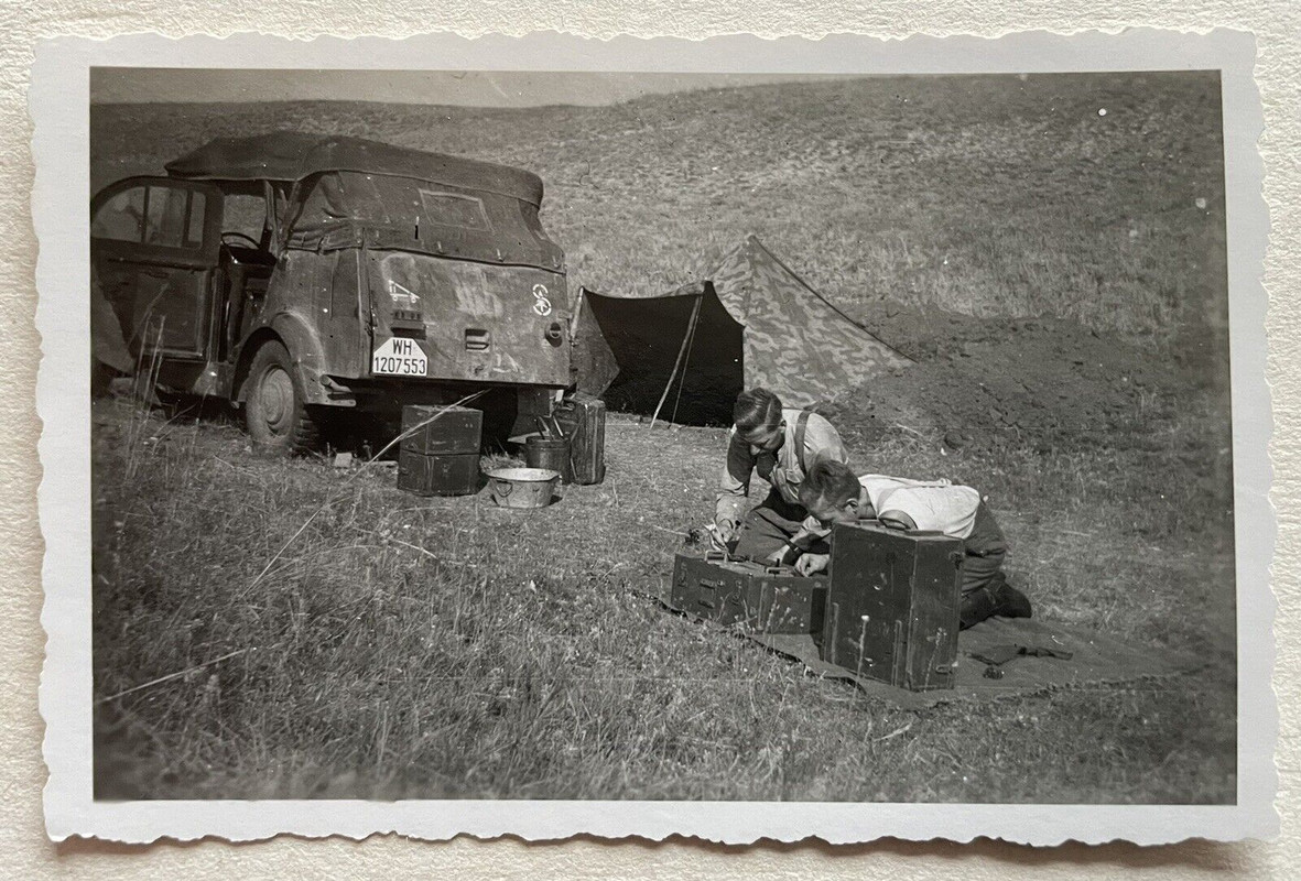 Orig. Foto Wehrmacht, Gebirgskorps Nachrichten Abt. Funker, Kübelwagen, Tarnzelt