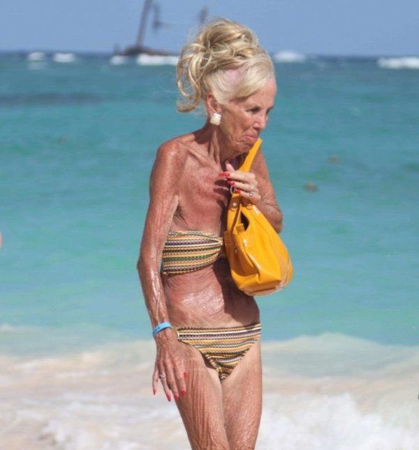 Elsa Pataki en biquini (joder, se ha dado con el muro pero bien).