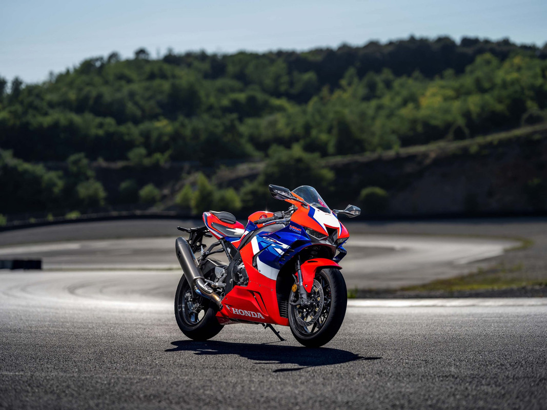 Спортбайк Honda CBR1000RR-R Fireblade 2022