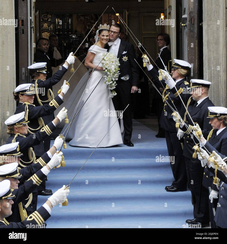 newlywed-crown-princess-victoria-and-prince-daniel-westling-after-the-wedding-ceremony-sweden-2GJEPE
