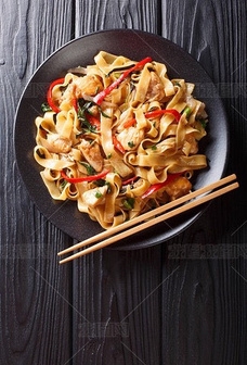 30. Fettuccine di riso di pollo