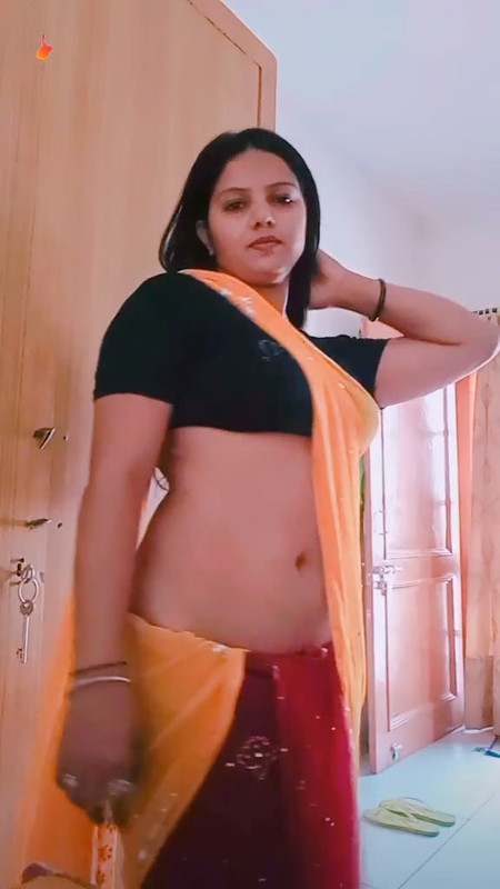Hot Aunty navel in sexy yellow low hip saree.mp4_snapshot_00.00.326