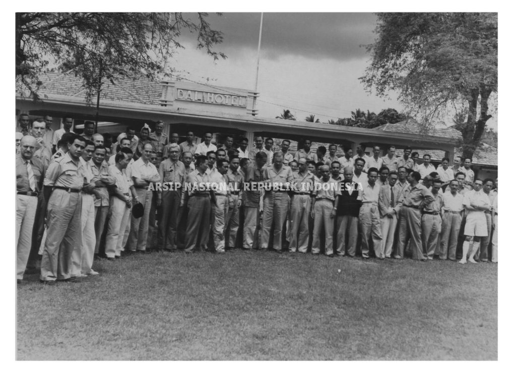 Foto bersama peserta Konferensi Denpasar di depan Hotel Bali. - Arsip Nasional Republik Indonesia