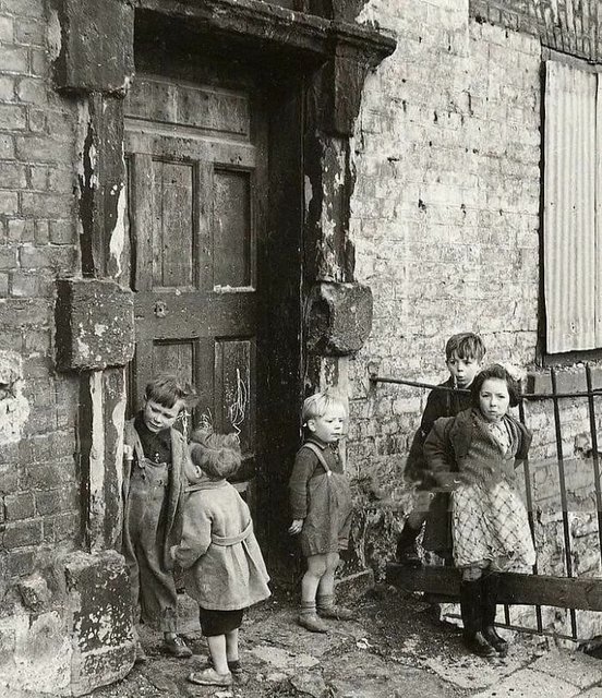 slums-of-Dublin-Ireland-1940.jpg