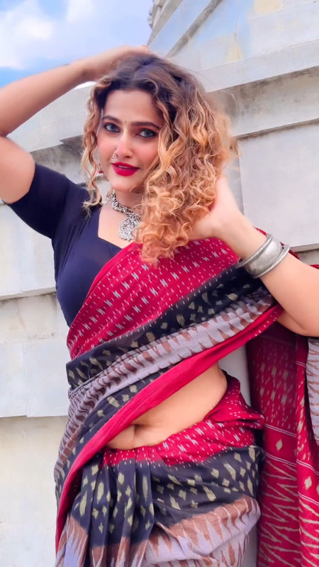 [Image: aishwarya-sexy-deep-pierced-navel-in-red...10-214.jpg]