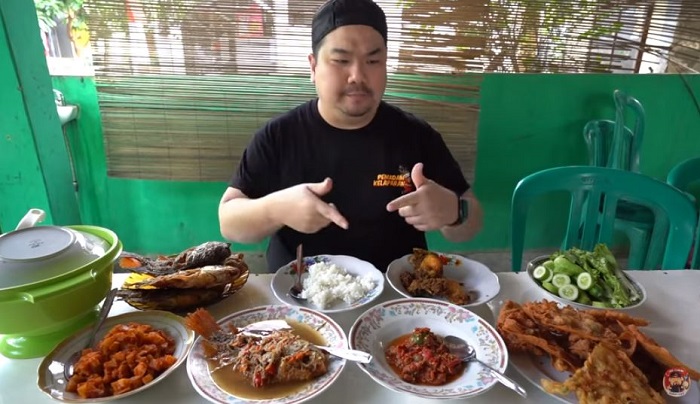 Nex Carlos saat mencicipi sajian kuliner di Warung Pecak dan Sop H Agus.