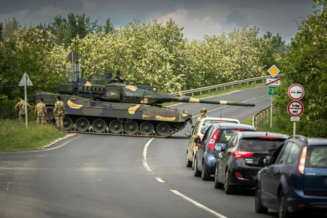 hungarian-leopard-2a7hu-traffic-control-v0-jja97qp7xi6f1.webp