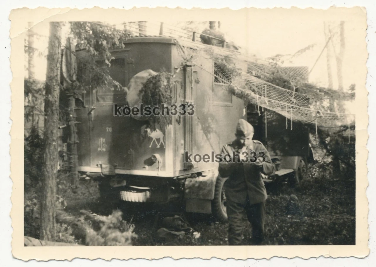 Foto Funkkraftwagen LKW der Luftwaffe mit Kamel Kennung in Jugoslawien