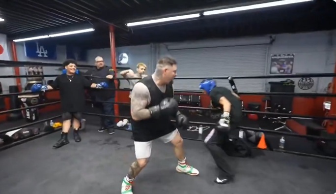 Анди Руис нокаутира 50-килограмов инфлуесър