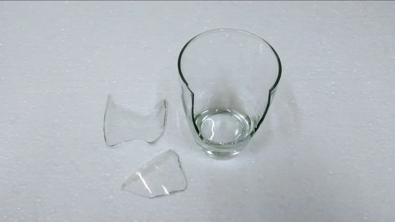 ¿Se rompió un vaso de vidrio? Esto debes hacer para desechar los cristales