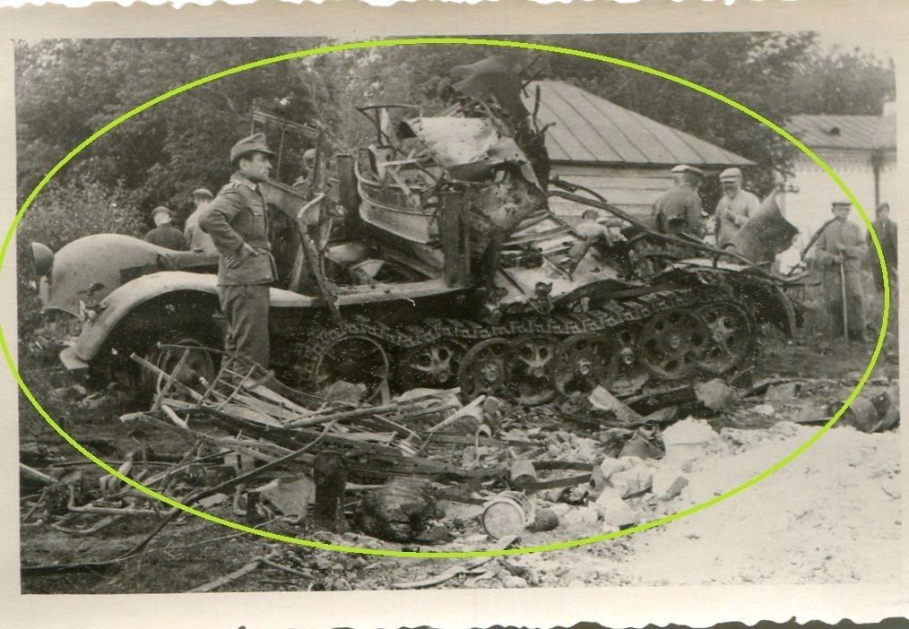 Foto WW II Zerstörte Halbkette Zugmaschine