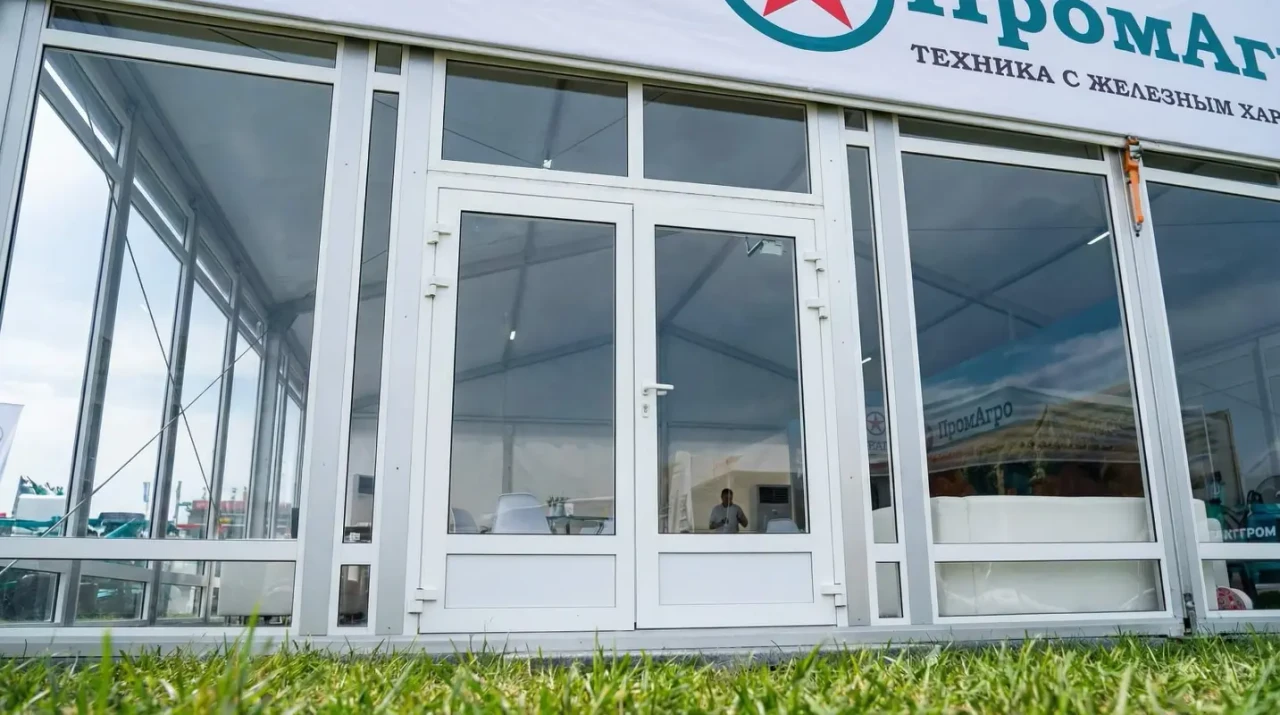 Двухстворчатая дверь