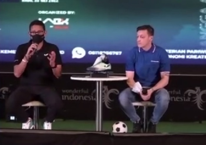Mesut Oezil dan Sandiaga Uno saat konferensi pers di Kementerian Pariwisata dan Ekonomi Kreatif.