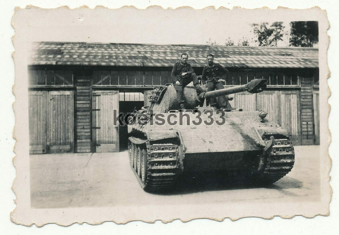 Foto Panzermänner auf einem Panzer V Panther mit Zimmerit Beschichtung