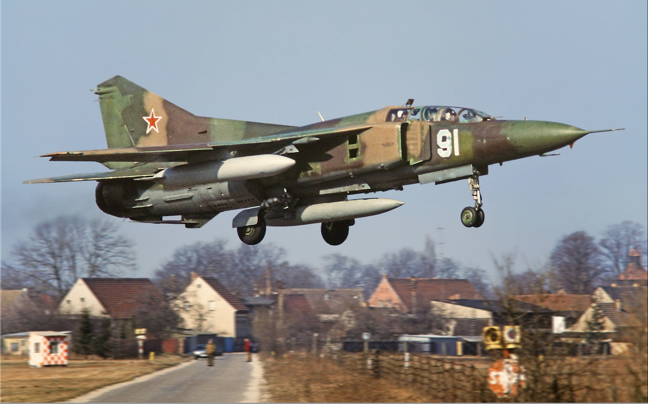 559 APIB Mig-23UB 91 Blue_7902414_Frühjahr 1993