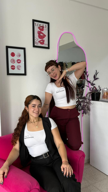 aylinnails y Agustina pose