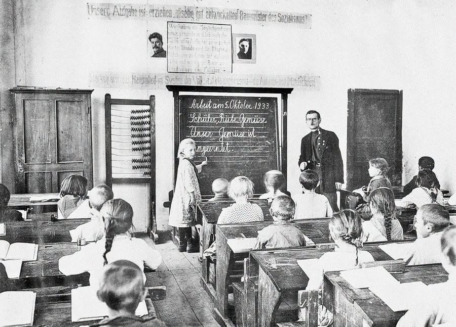 Die Dorfschule von Eckheim Ussatowo in der Wolgadeutschen Republik der Sowjetunion im Jahre 1933 jp